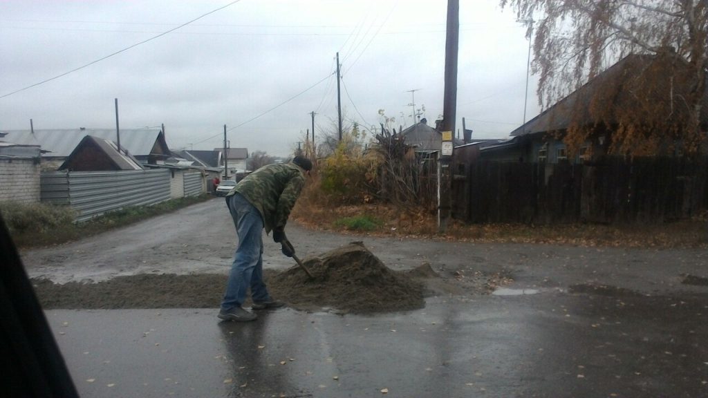 Жители Барнаула продолжают самостоятельно "латать" ямы 