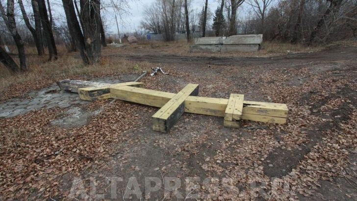 В барнаульском парке упал крест