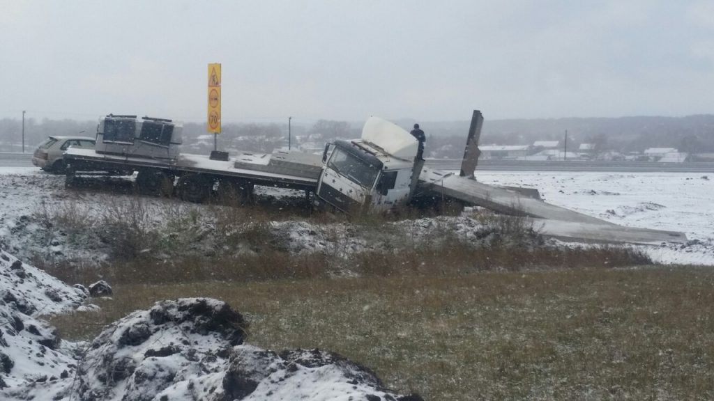 "МАЗ" вылетел в кювет на трассе Барнаул-Павловск