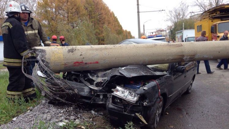 Иномарка снесла бетонный столб в Барнауле 