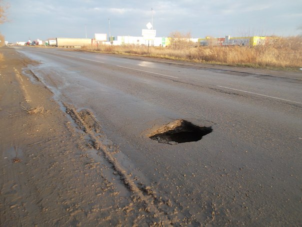 В Новоалтайске появилась яма