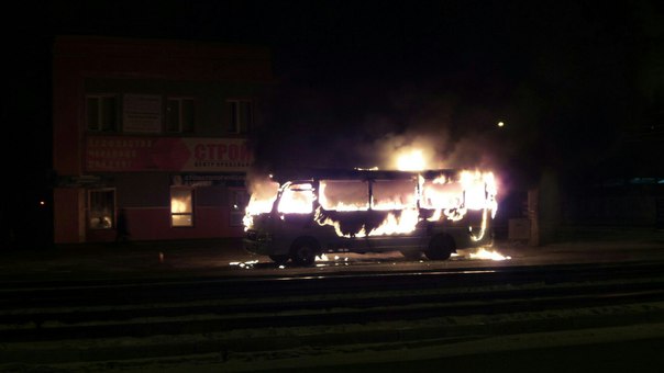 В Барнауле сгорел микроавтобус