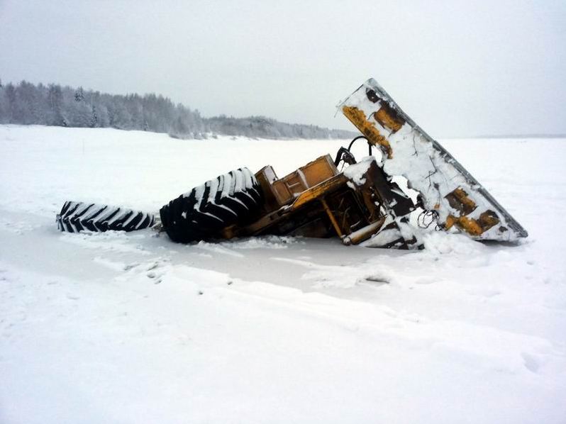 Трактор утонул. Трактор провалился под лед. Бульдозер провал под лед. Трактор провалился. Бульдозер на зимнике.