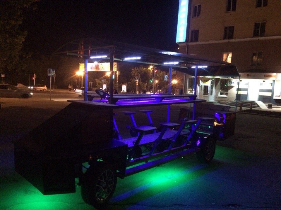 бар на колесах в германии. передвижной бар на колесах. пивное колесо. бар на колесах с педалями. передвижной бар на колесах.