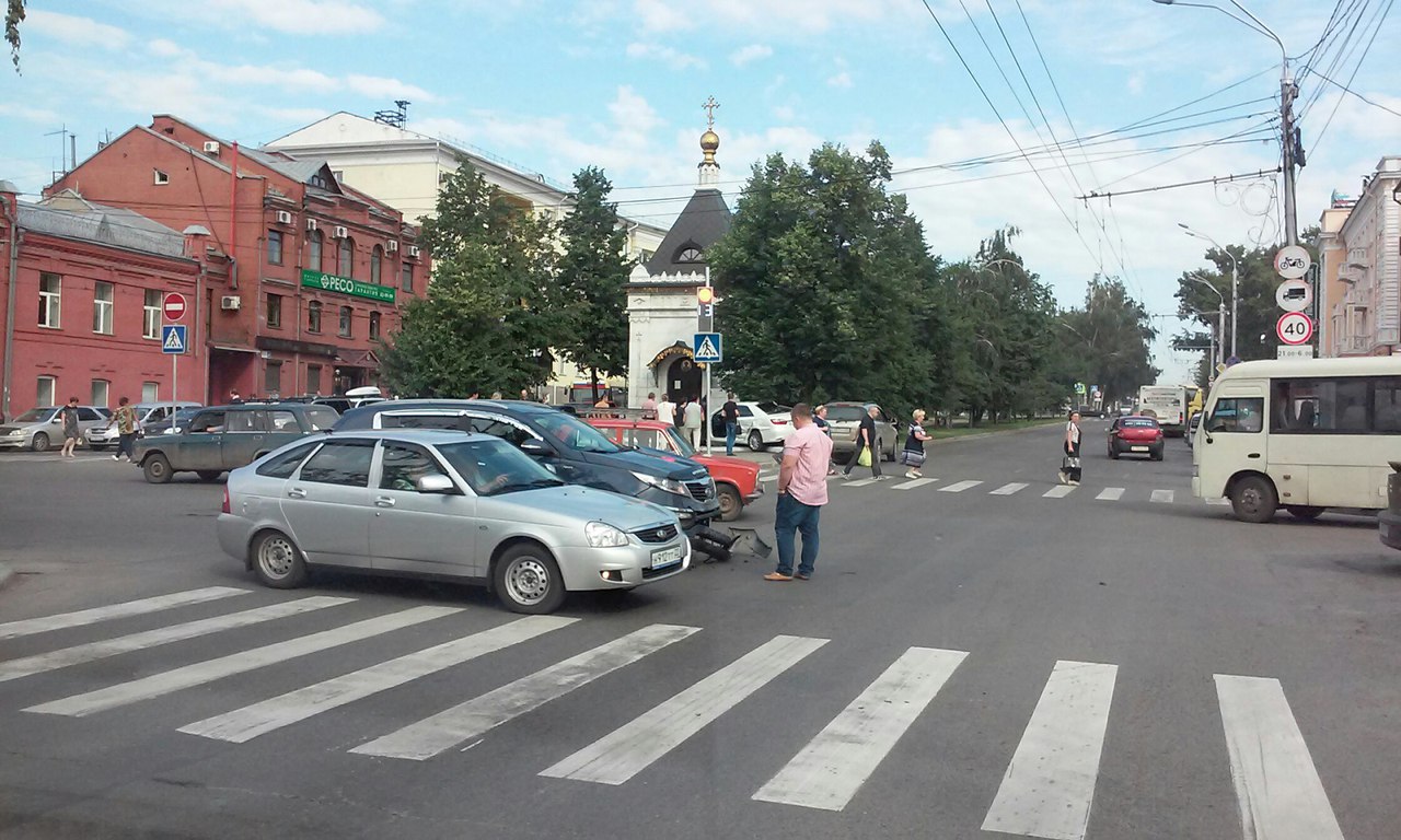 Зачем в центре Барнаула проверяют авто.