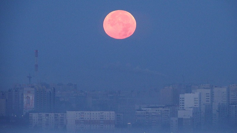 Луна сегодня красноярск 2024. Луна Барнаул. Кровавая Луна в Барнауле. Суперлуние в Барнауле. Суперлуние Владивосток.