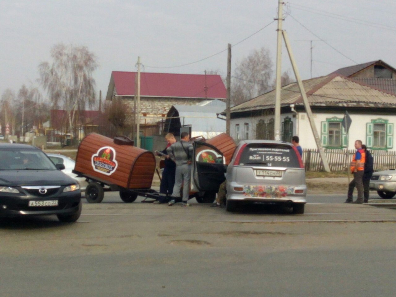 Водитель автомобиля барнауле. ДТП С квасными бочками. Такси Барнаул. Бара такси. Такси город Барнаул аварии.