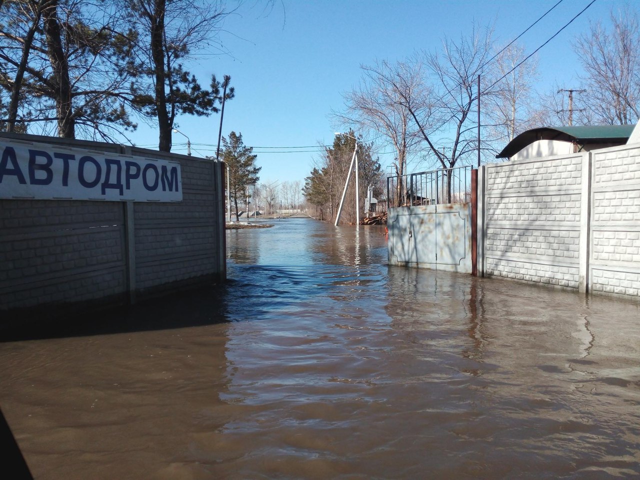 Что с водой в барнауле. Потоп в Барнауле. Автодром на Власихинской 147 Барнаул. Подтопления Барнаул фото. Паводки в черной Курье.