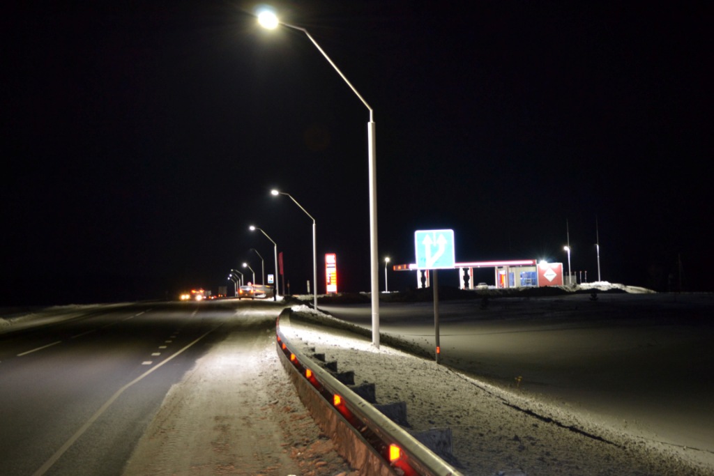 Снял придорожную. Освещение дорог. Трасса на Барнаул ночью. Барнаульская дорога ночью. Подсветка пешеходного перехода.