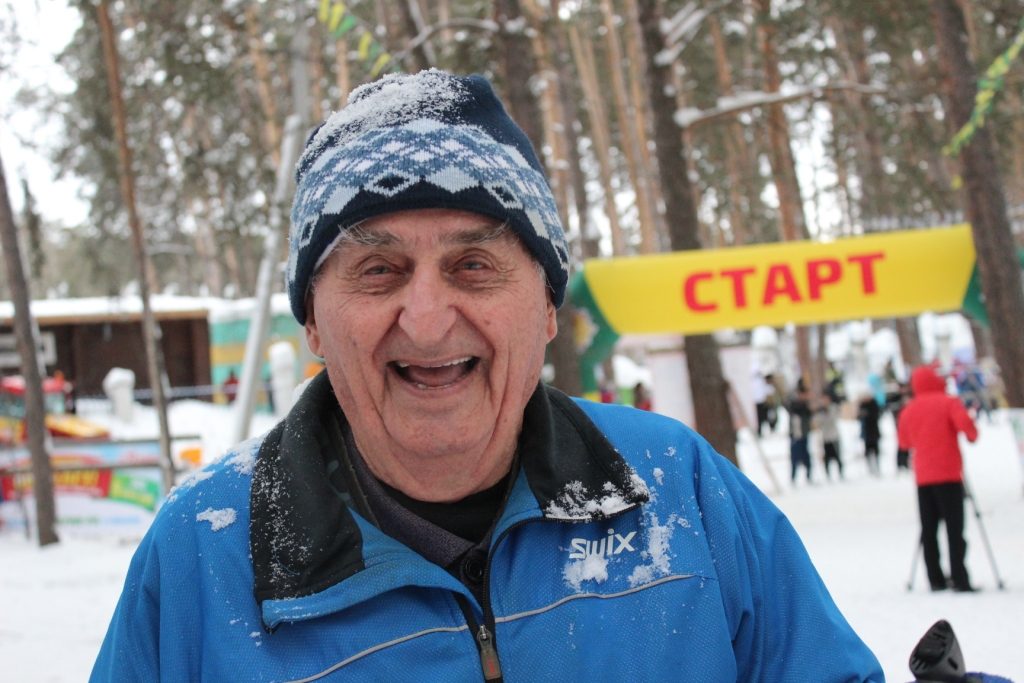 Петр Яковлевич Тимченко в свои 90 лет каждый день проходит на "Лыжне здоровья" три километра