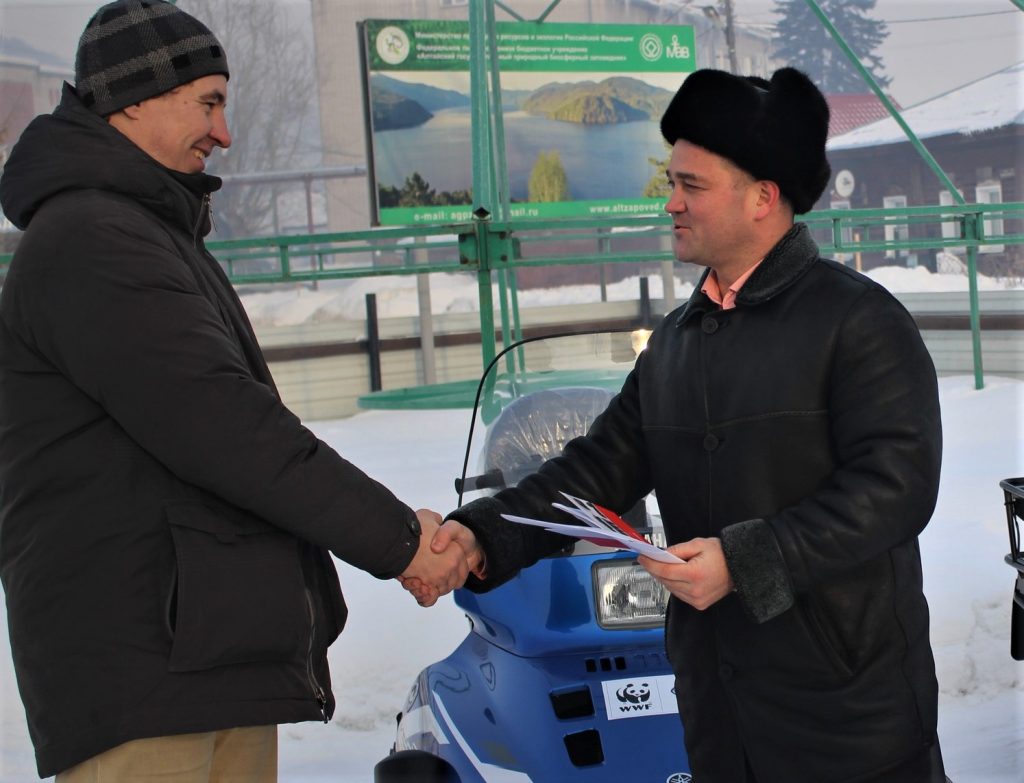 А.Карнаухов передает технику в Сайлюгемский НП