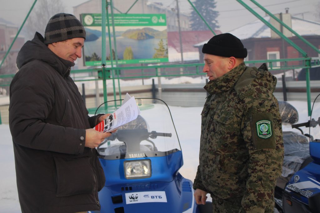 А.Карнаухов_WWF_передает снегоход Алтайскому зап-ку