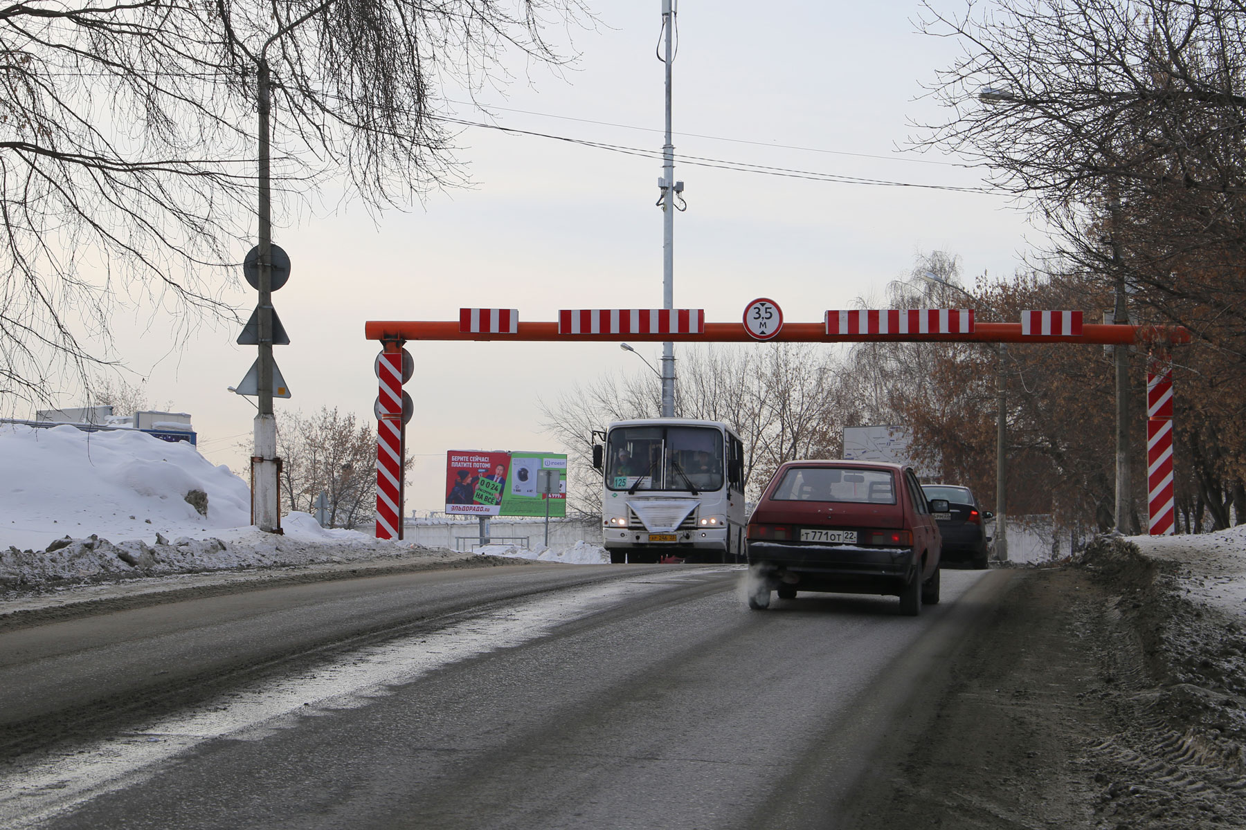 Дорожные знаки барнаул. Въезд в Барнаул старый мост. Габаритная рамка на автодороге. Ограничительные дорожные знаки для моста. Шлагбаум для большегрузов.