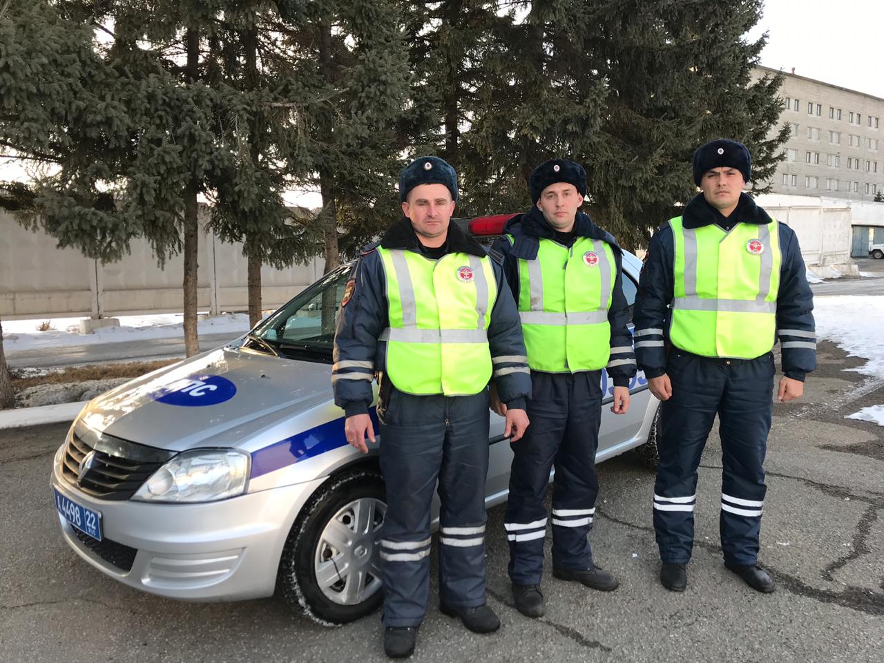 Сотрудники ДПС Павловск Алтайский край