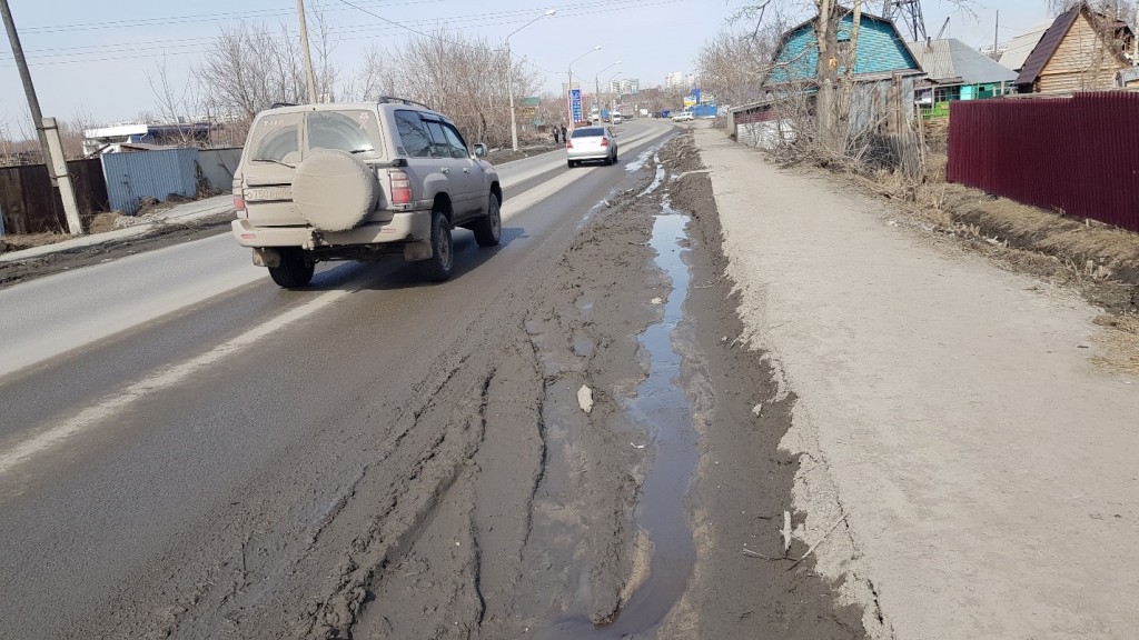 Ненадлежащее содержание дорог. Барнаул дороги. Дорога в Барнауле грязь. Кромка проезжей части. Неукрепленная влажная обочина.