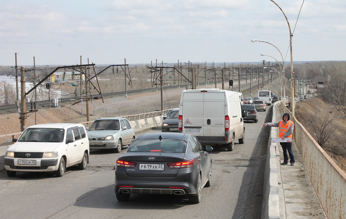 Закрытие дорог 2024 алтайский край на просушку. Барнаул пробки на дорогах. Движение на мосту в Бийске. Пробка на переезде. Автомобильный транспорт Барнаула.