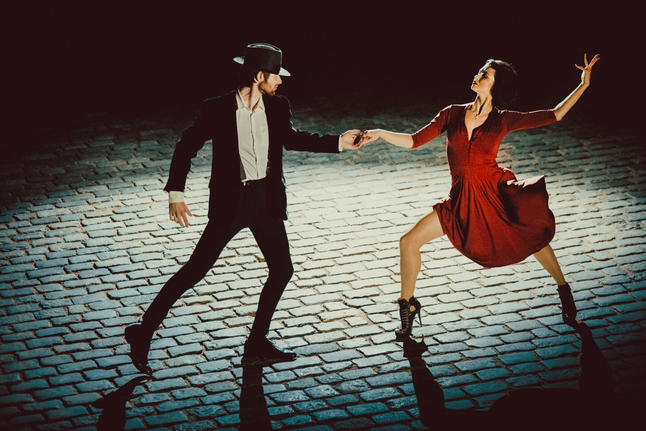 Парень и девушка танцуют